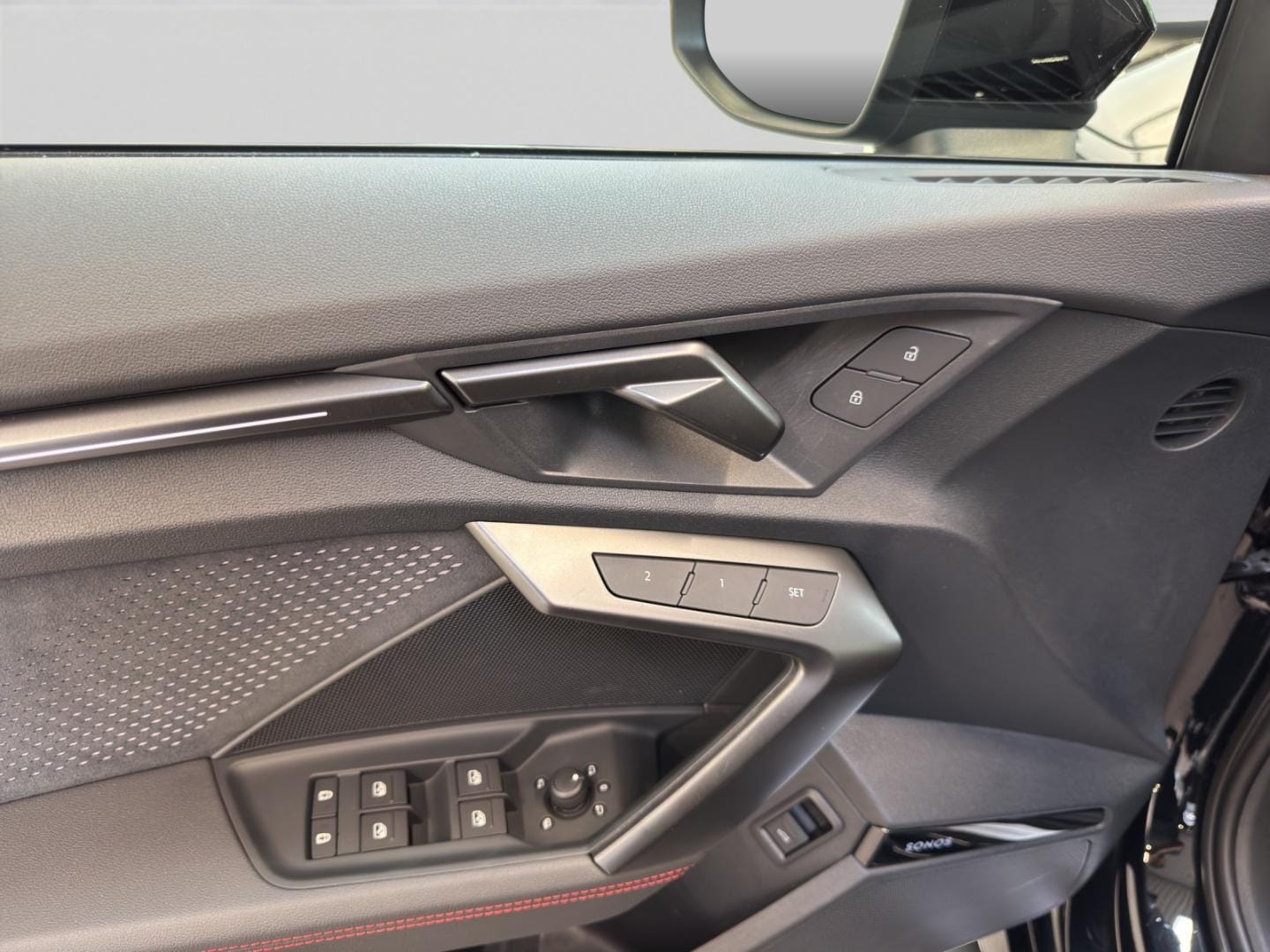 Bild über Audi RS 3 Limousine TFSI quattro S tronic - für weitere Informationen kontaktieren Sie den Audi Partner