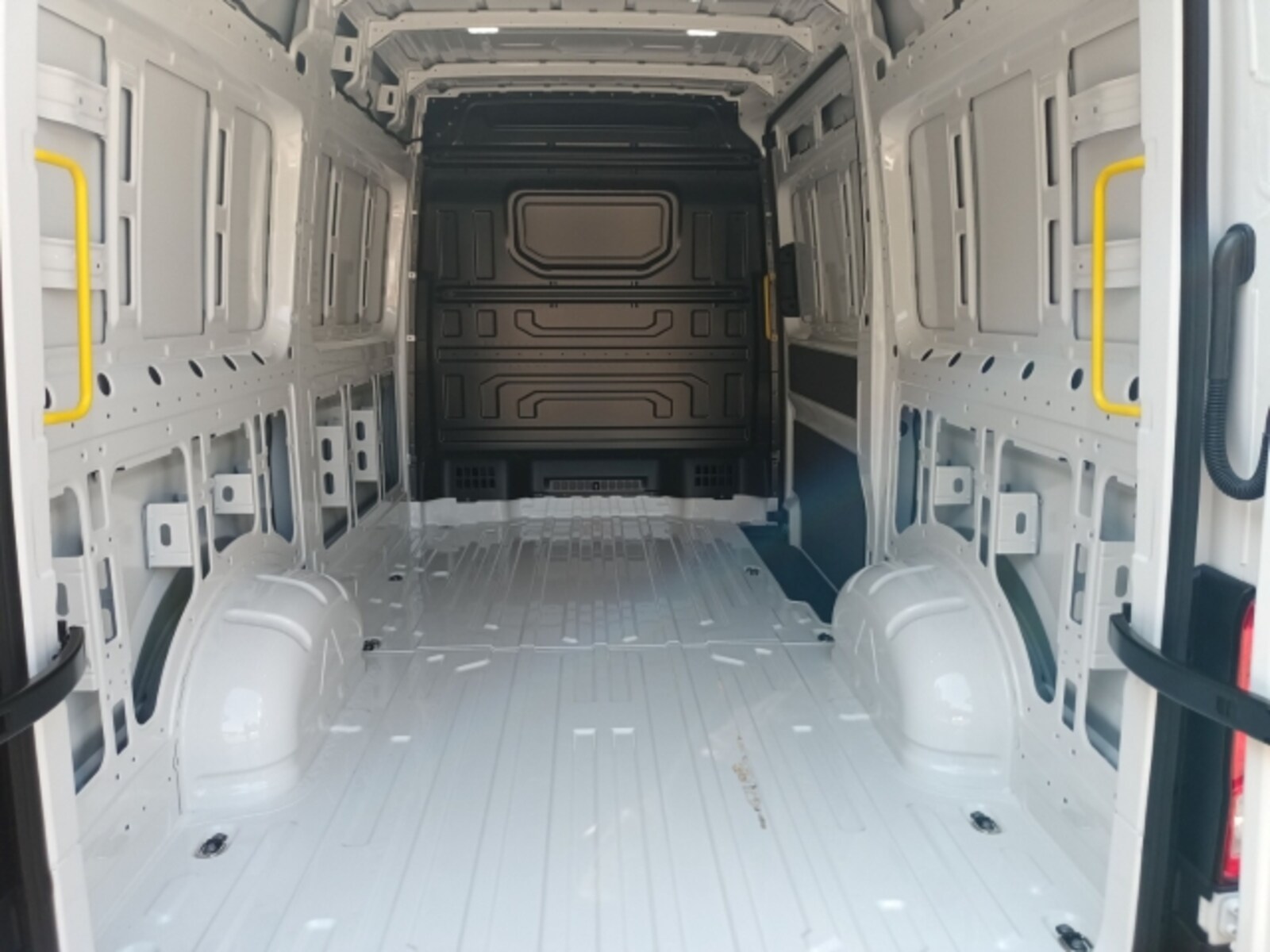 Volkswagen Crafter Kasten mittlerer Radstand – Bild 5