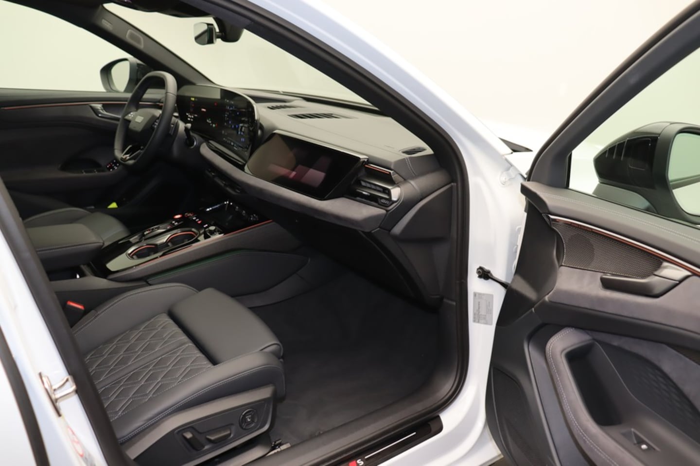 Bild über Audi A6 Avant e-hybrid edition one e-hybrid quattro 270 kW S tronic - für weitere Informationen kontaktieren Sie den Audi Partner