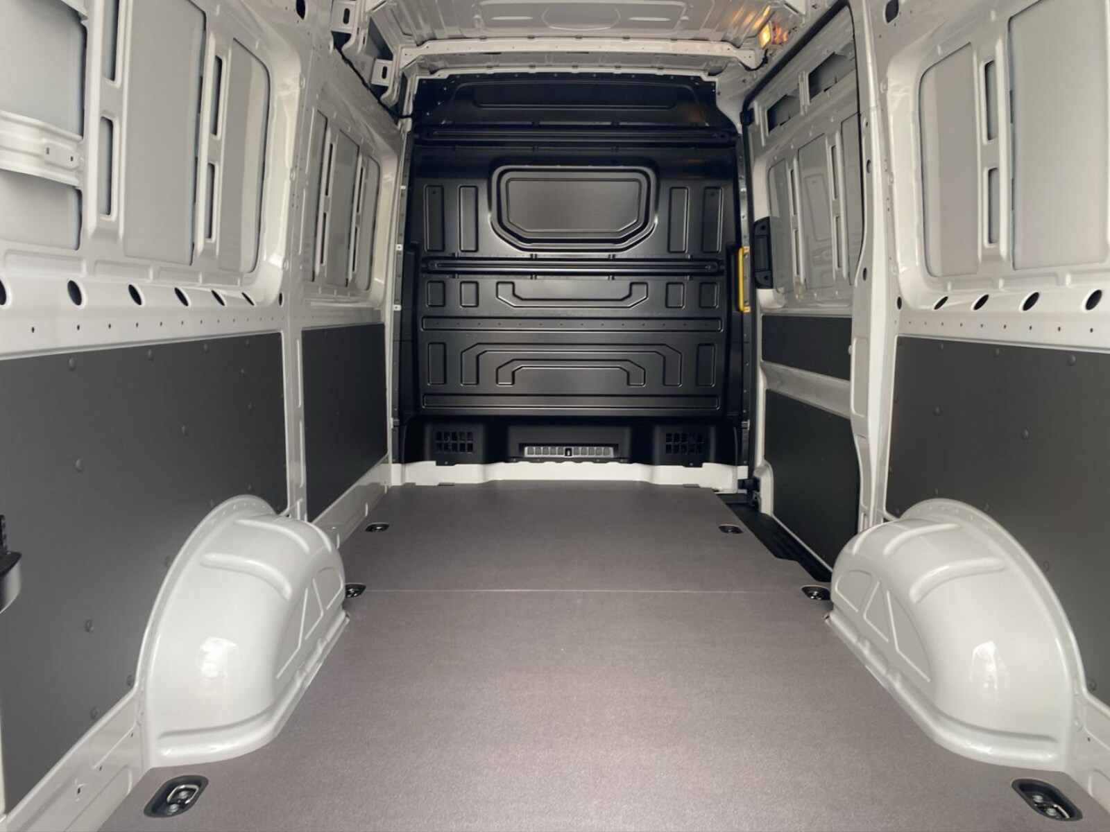 Volkswagen Crafter Kasten mittlerer Radstand – Bild 13