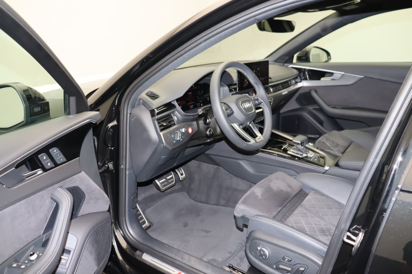 Bild über Audi RS 4 Avant TFSI quattro tiptronic - für weitere Informationen kontaktieren Sie den Audi Partner