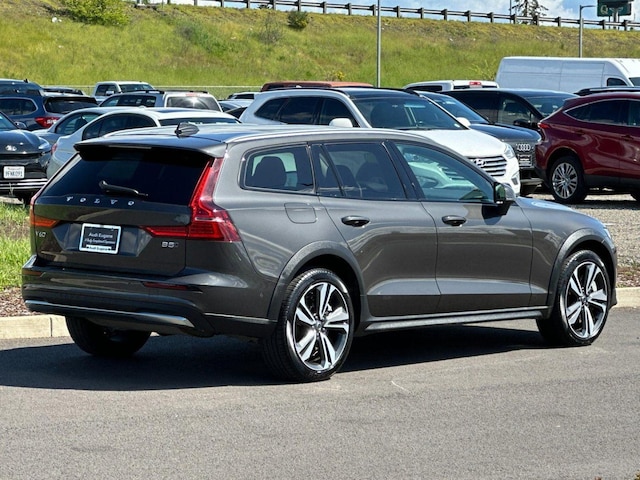 2025 Volvo V60 Cross Country