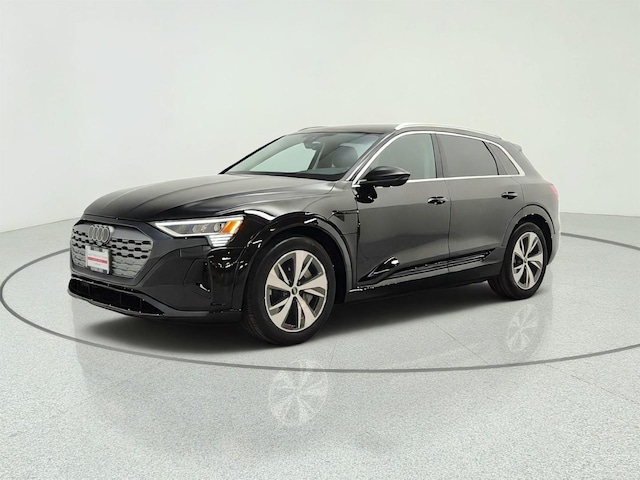 Photo of 2024 Audi Q8 e-tron