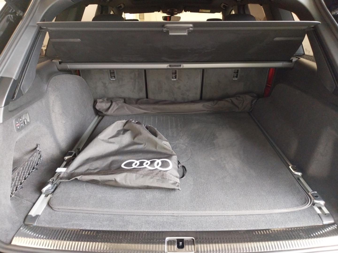 Image about Audi Q7 SUV TFSI e S line 60 TFSI e quattro tiptronic
