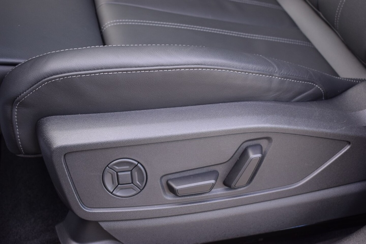 Bild über Audi Q5 SUV TDI quattro 150 kW S tronic - für weitere Informationen kontaktieren Sie den Audi Partner