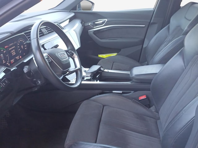 Immagine di Audi e-tron advanced 55 quattro 300,00 kW - for more details contact your dealer