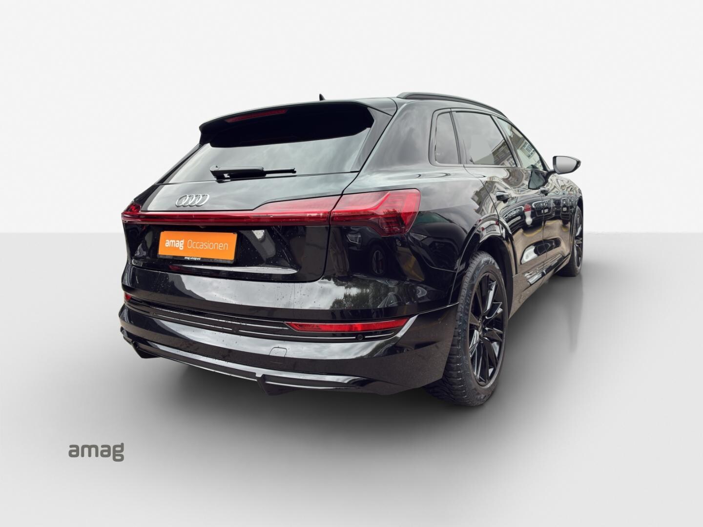 Bild über Audi e-tron Black Edition S line 55 quattro 300,00 kW - for more details contact your dealer