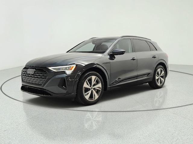 Photo of 2024 Audi Q8 e-tron