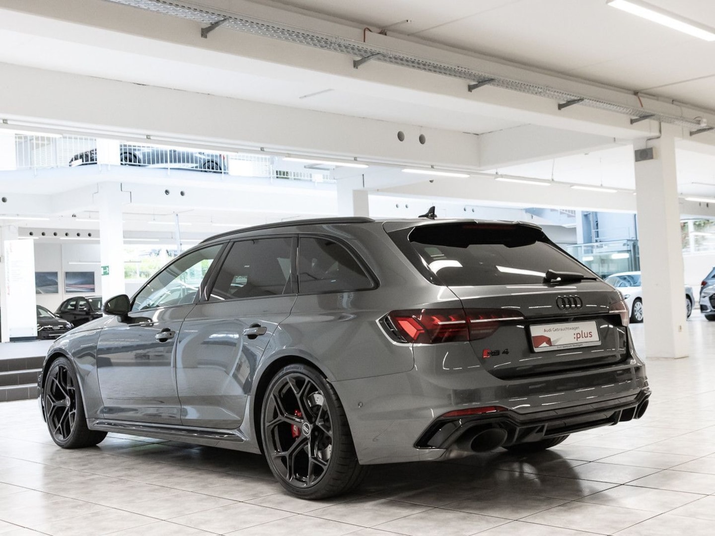 Bild über Audi RS 4 Avant TFSI quattro tiptronic - für weitere Informationen kontaktieren Sie den Audi Partner