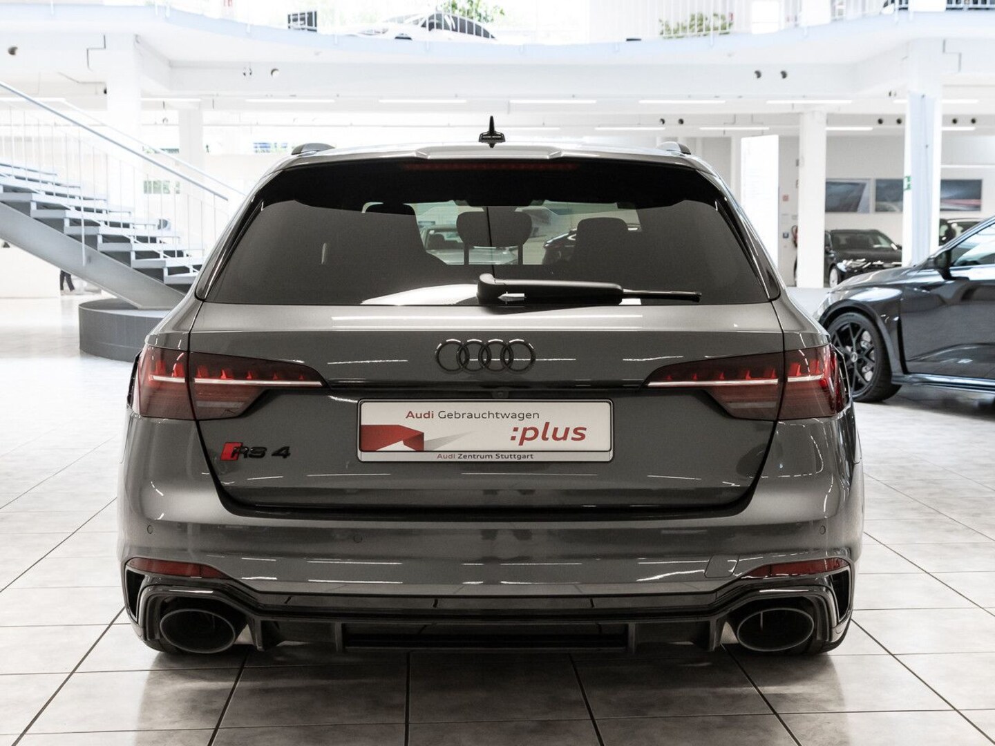 Bild über Audi RS 4 Avant TFSI quattro tiptronic - für weitere Informationen kontaktieren Sie den Audi Partner
