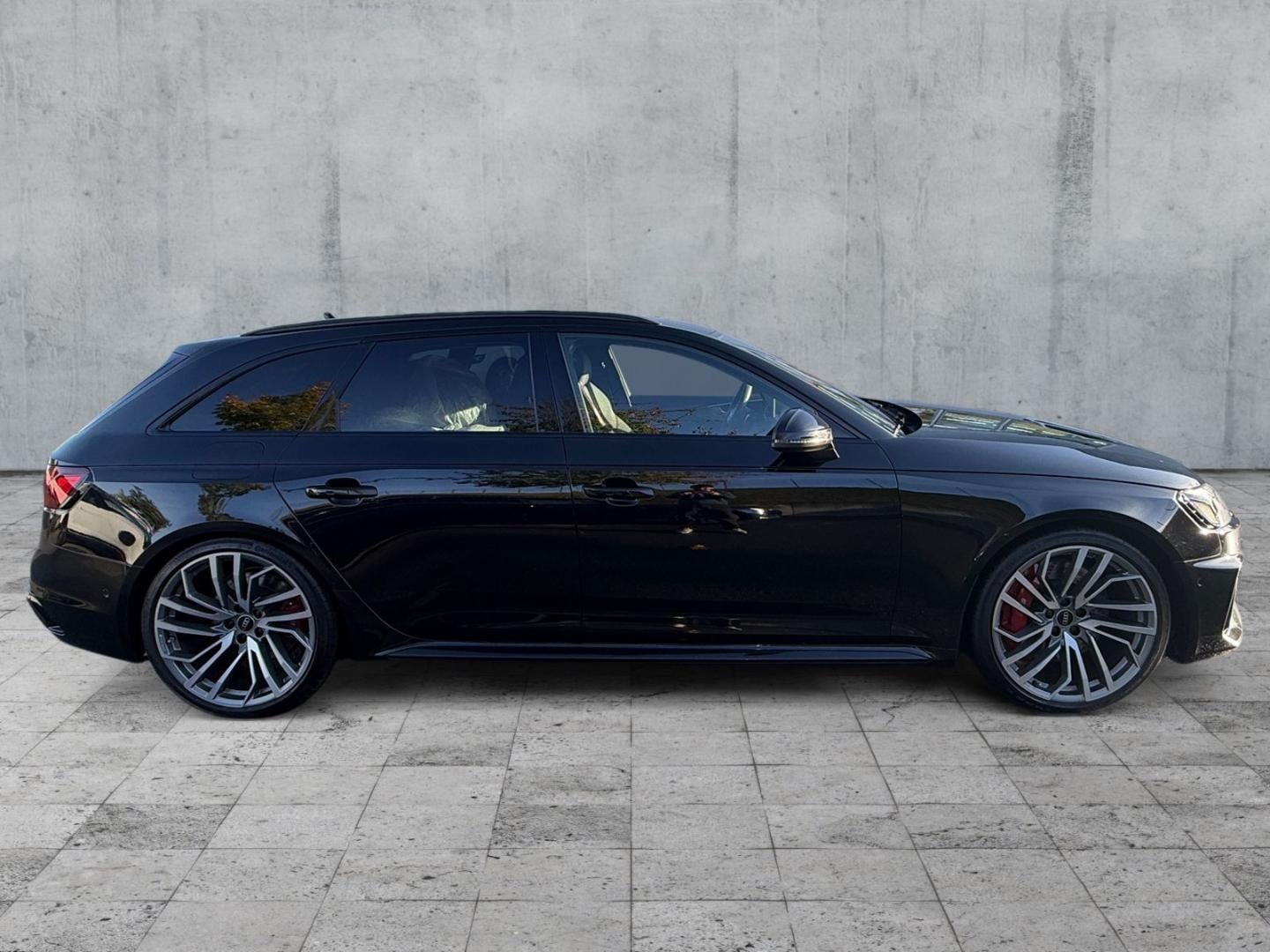 Bild über Audi RS 4 Avant TFSI quattro tiptronic - für weitere Informationen kontaktieren Sie den Audi Partner