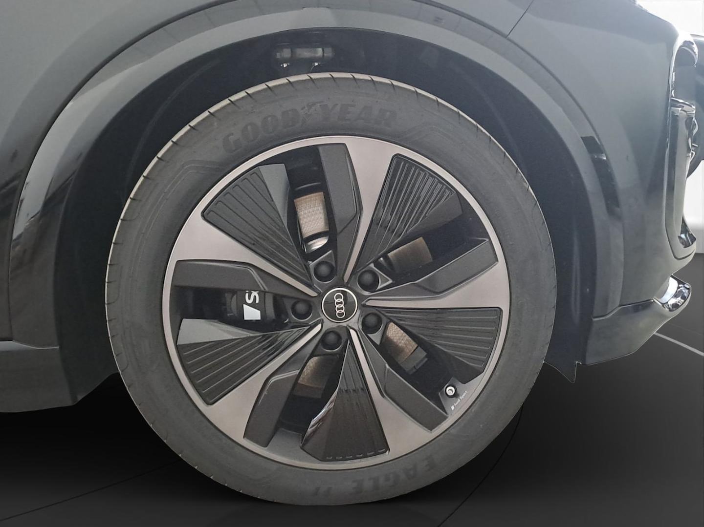 Bild über Audi SQ6 SUV e-tron e-tron quattro 360 kW - für weitere Informationen kontaktieren Sie den Audi Partner