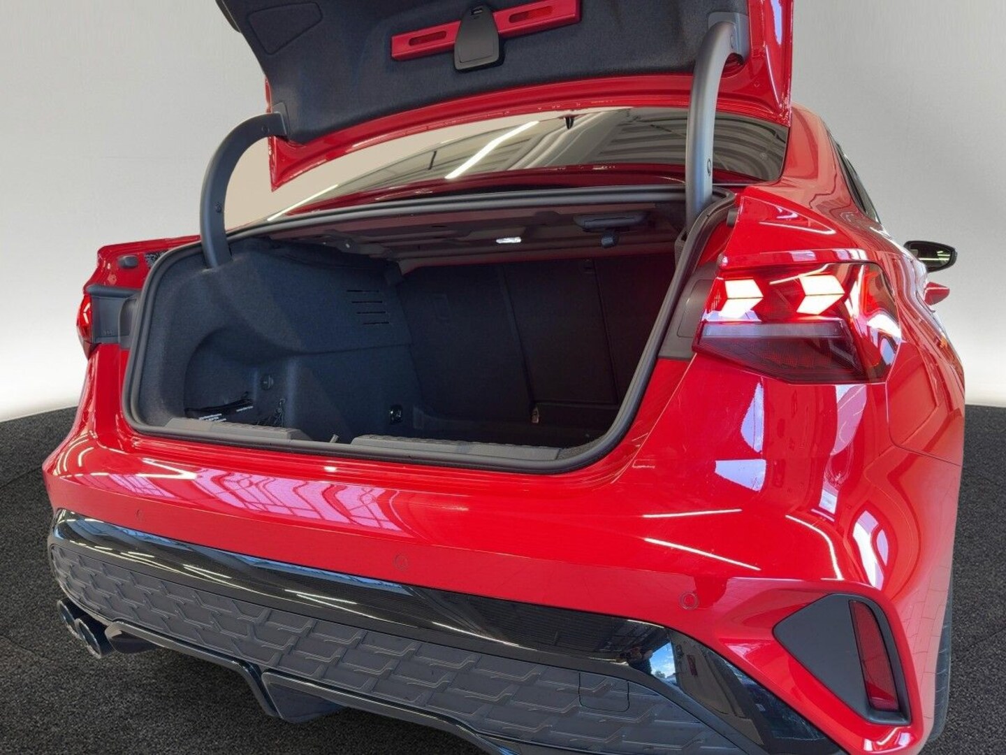 Bild über Audi S3 Limousine TFSI quattro S tronic - für weitere Informationen kontaktieren Sie den Audi Partner