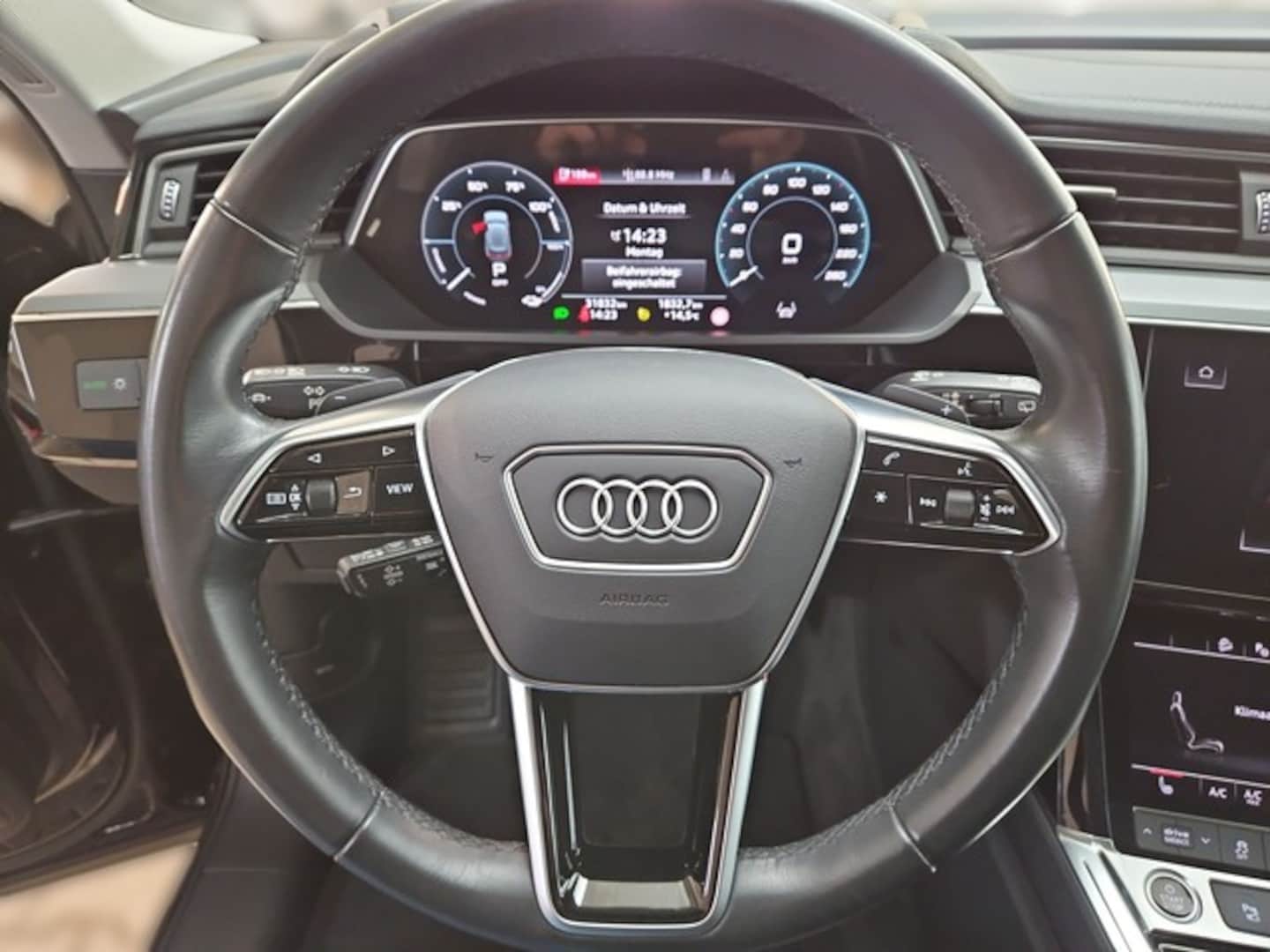 Bild über Audi e-tron advanced 55 quattro - für weitere Informationen kontaktieren Sie den Audi Partner