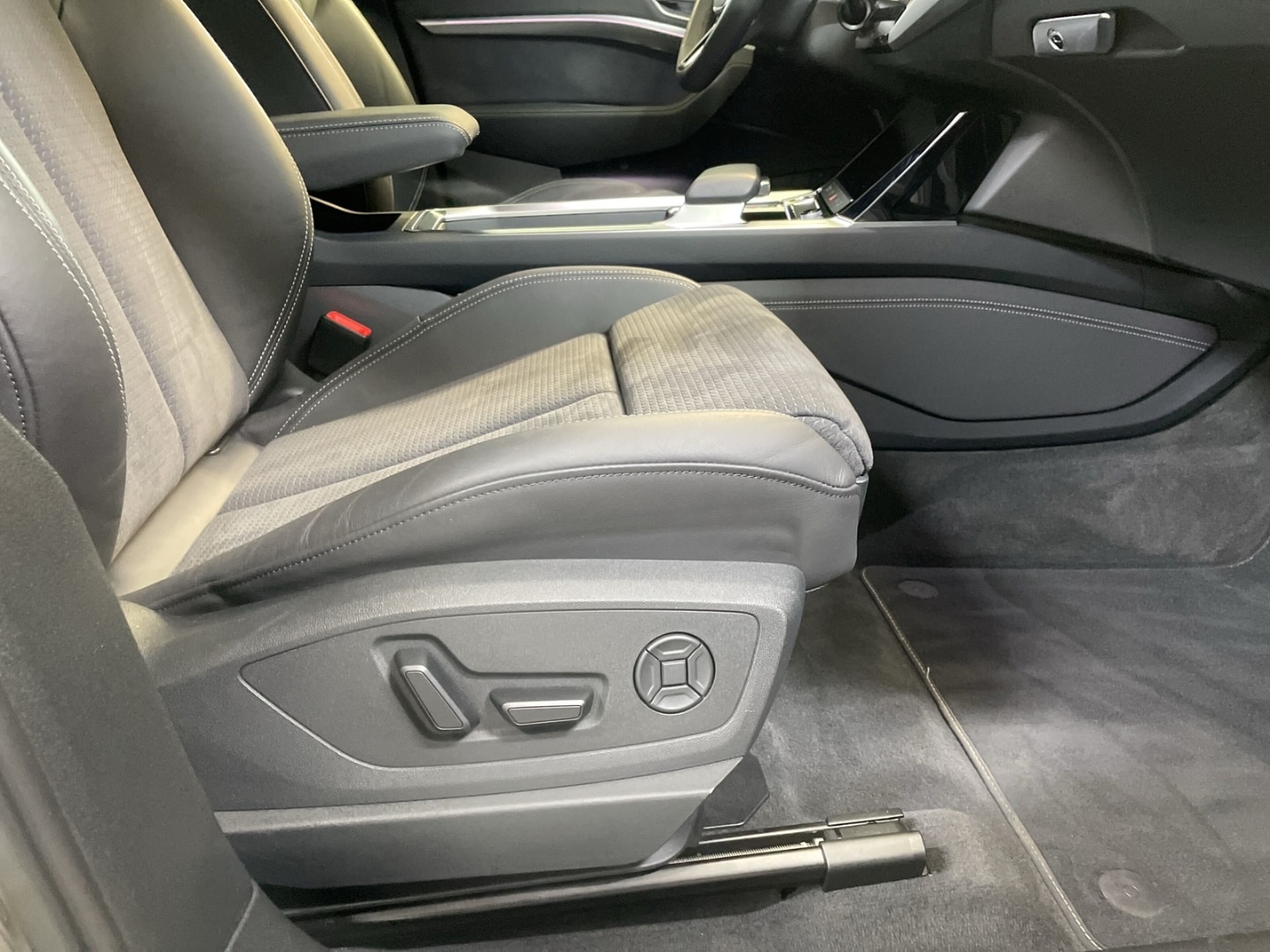 Bild über Audi SQ8 Sportback e-tron e-tron quattro - für weitere Informationen kontaktieren Sie den Audi Partner
