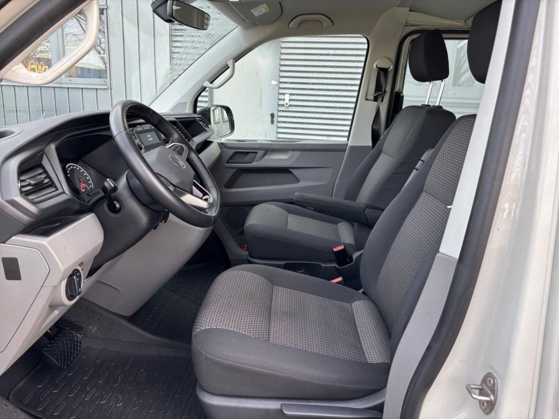 Volkswagen T6.1 Transporter Kombi langer Radstand