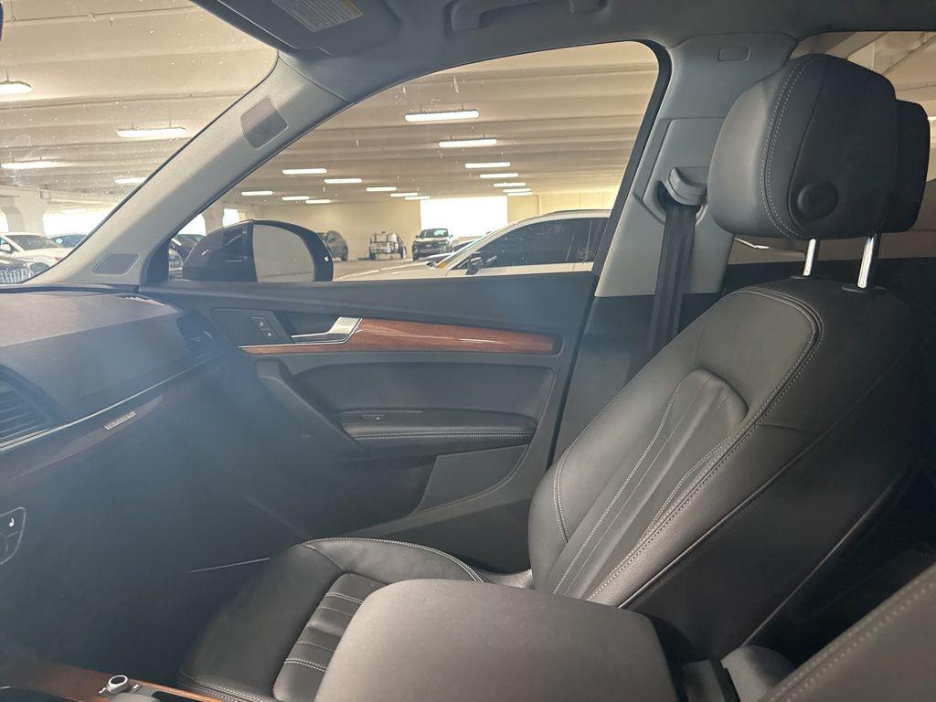 2023 Audi Q5 45 Premium Plus's photo