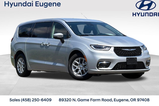 Photo of 2023 Chrysler Pacifica 