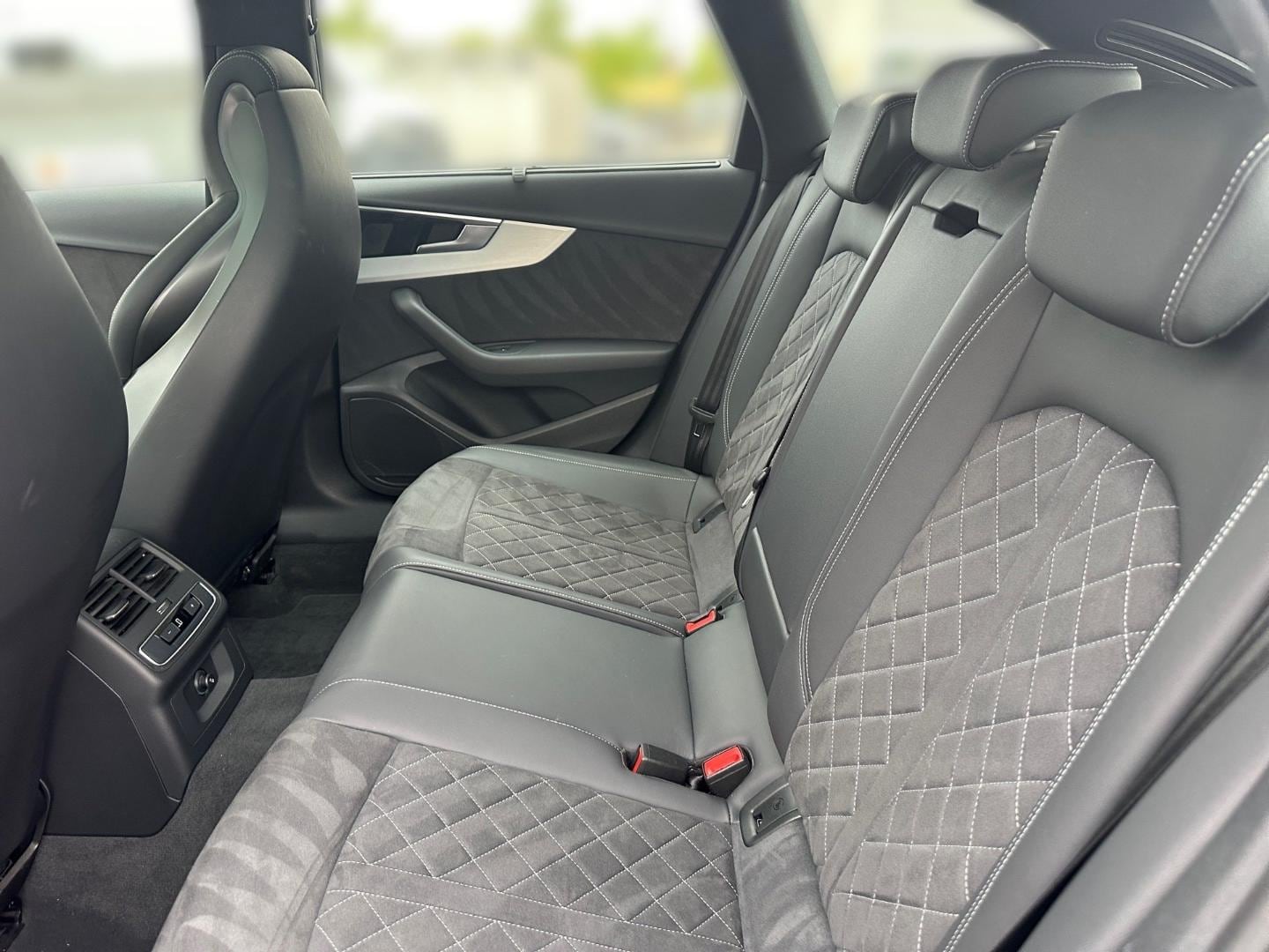 Bild über Audi A4 Avant S line 40 TDI quattro S tronic - für weitere Informationen kontaktieren Sie den Audi Partner
