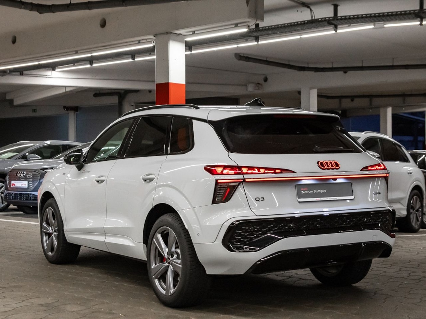 Bild über Audi Q3 SUV TFSI quattro 195 kW S tronic - für weitere Informationen kontaktieren Sie den Audi Partner