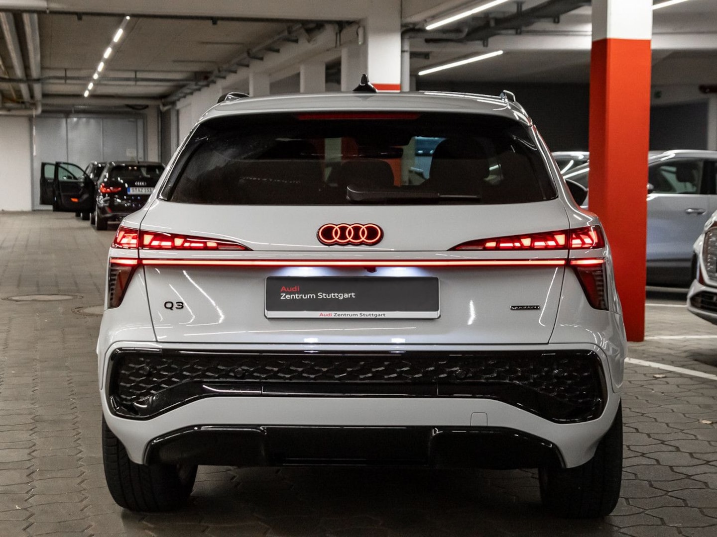 Bild über Audi Q3 SUV TFSI quattro 195 kW S tronic - für weitere Informationen kontaktieren Sie den Audi Partner