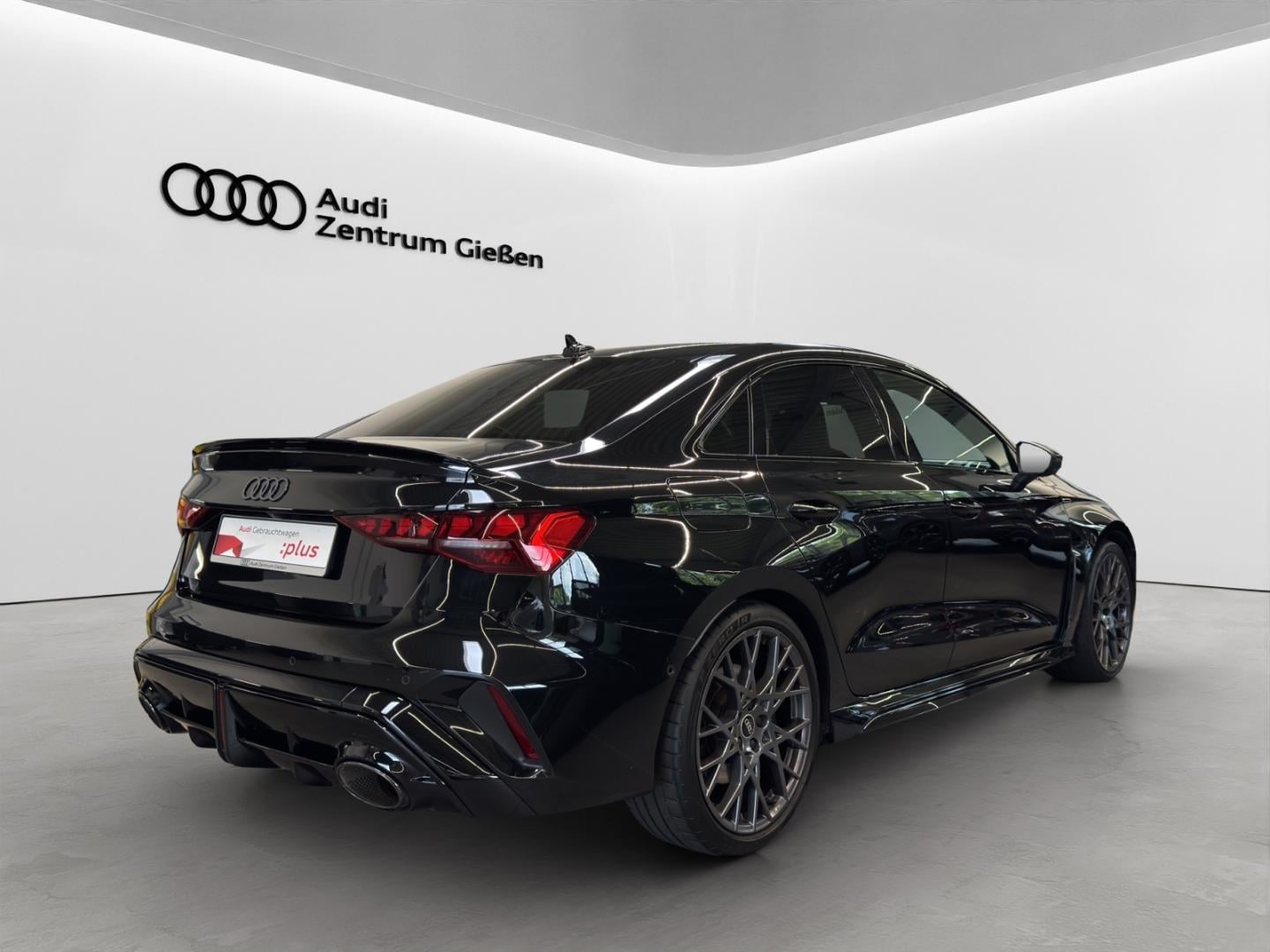 Bild über Audi RS 3 Limousine TFSI quattro S tronic - für weitere Informationen kontaktieren Sie den Audi Partner