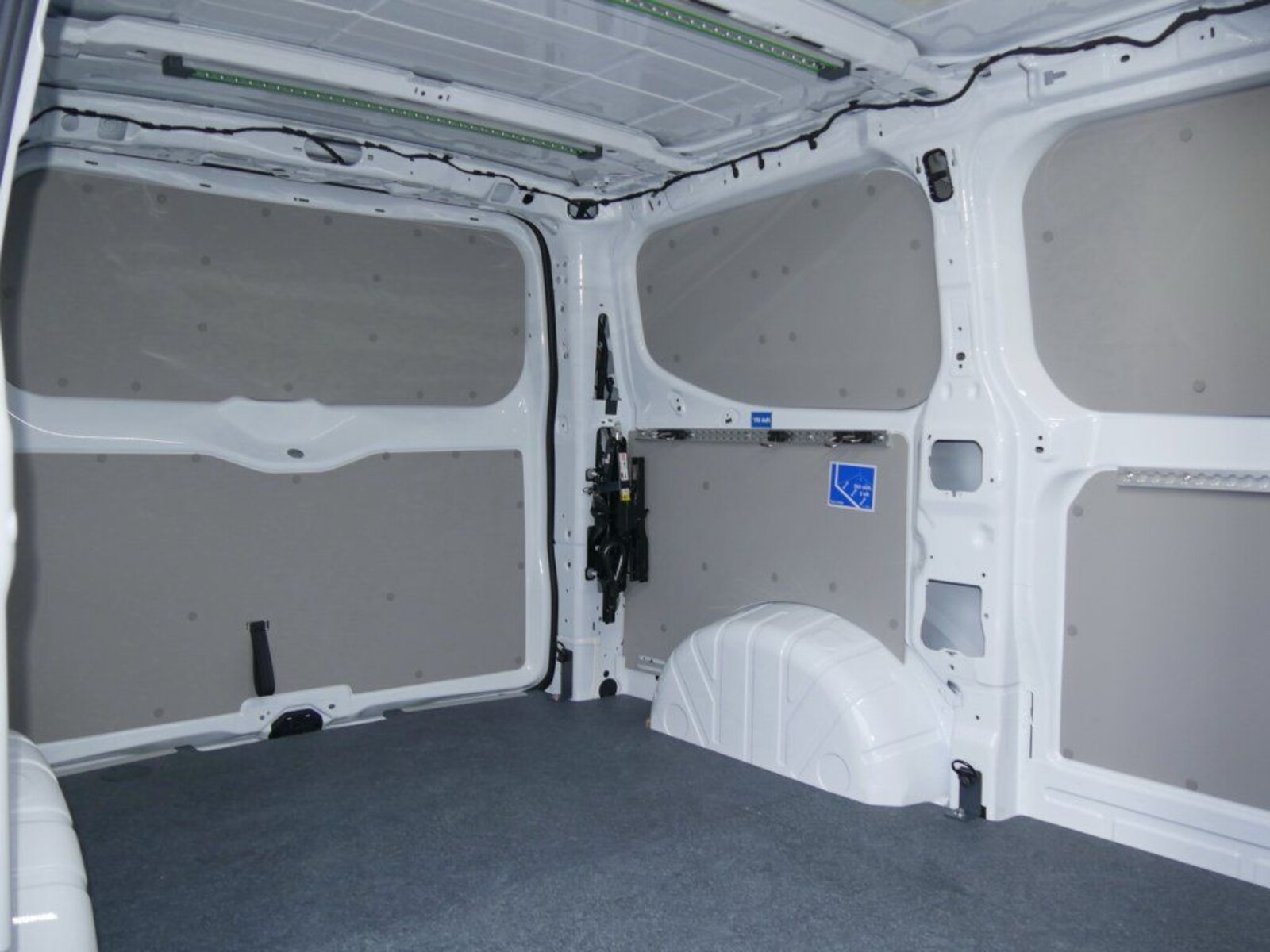 Volkswagen Transporter Kasten kurzer Radstand – Bild 9