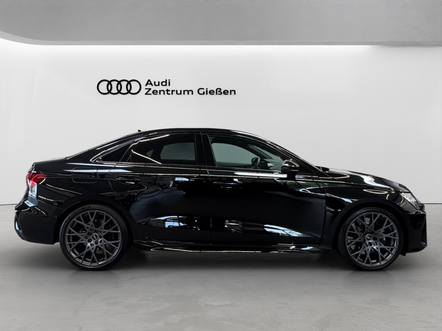 Bild über Audi RS 3 Limousine TFSI quattro S tronic - für weitere Informationen kontaktieren Sie den Audi Partner