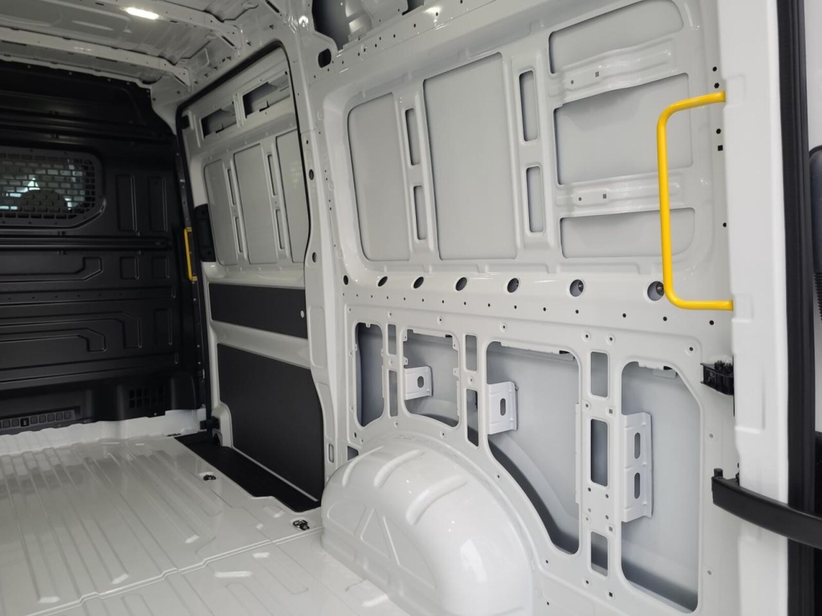 Volkswagen Crafter Kasten mittlerer Radstand – Bild 8