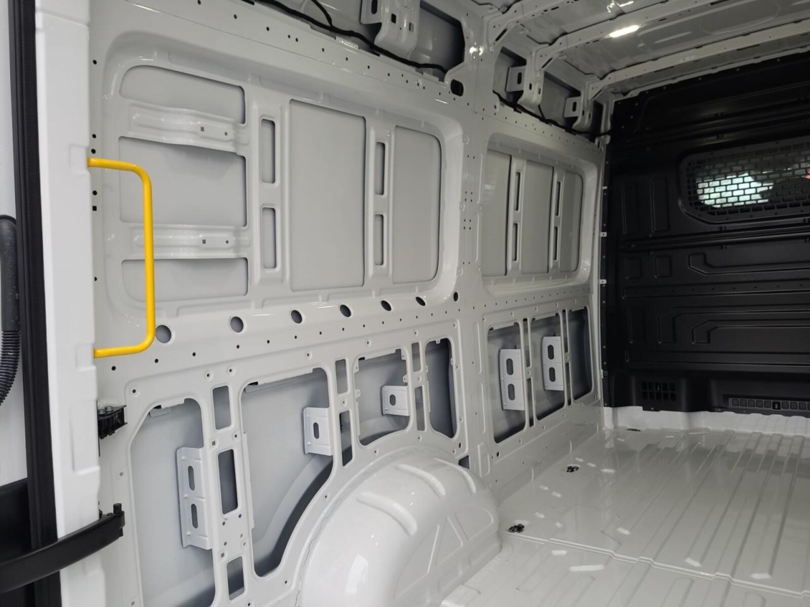 Volkswagen Crafter Kasten mittlerer Radstand – Bild 10