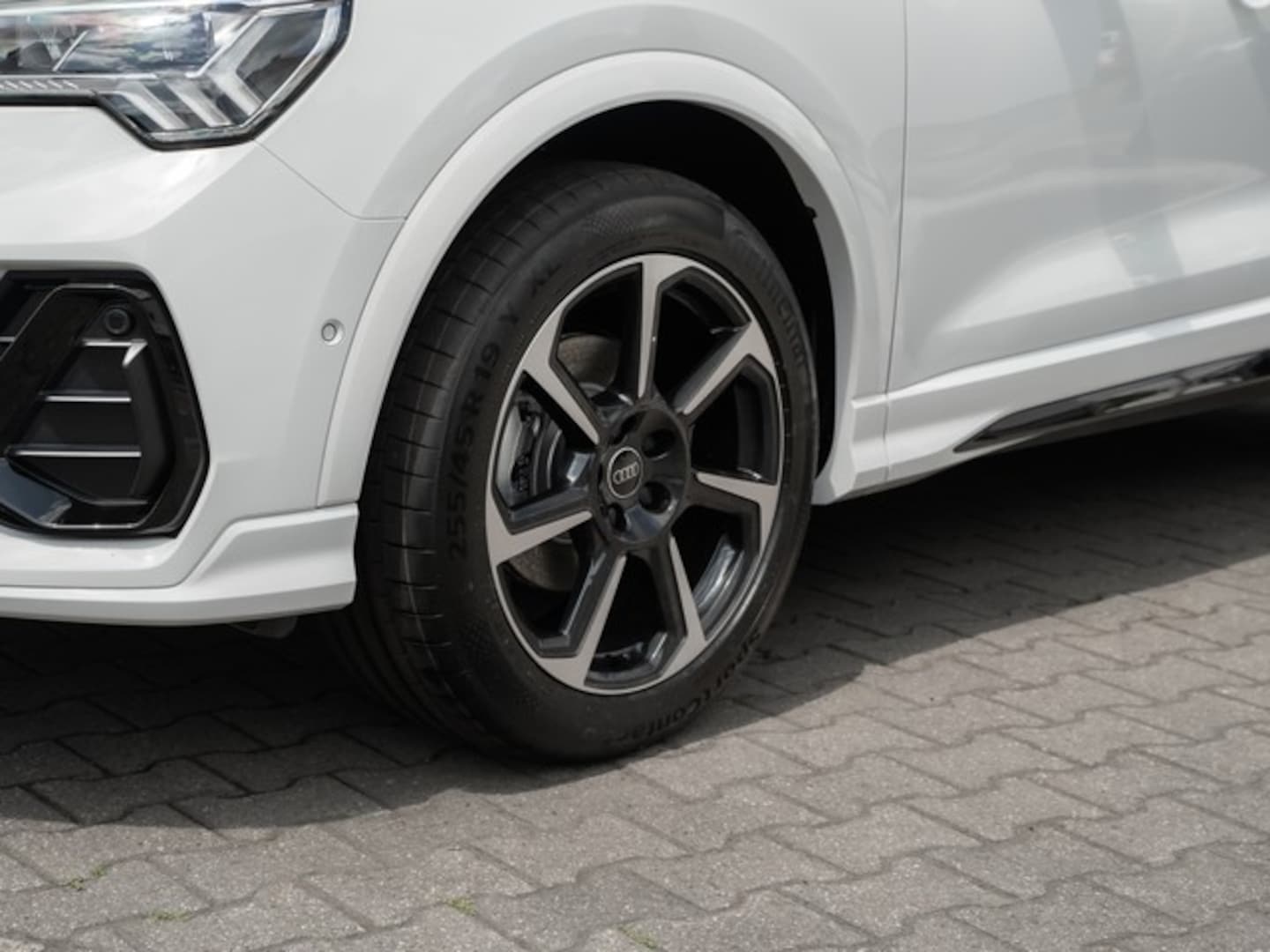 Bild über Audi Q3 S line 35 TFSI S tronic - für weitere Informationen kontaktieren Sie den Audi Partner