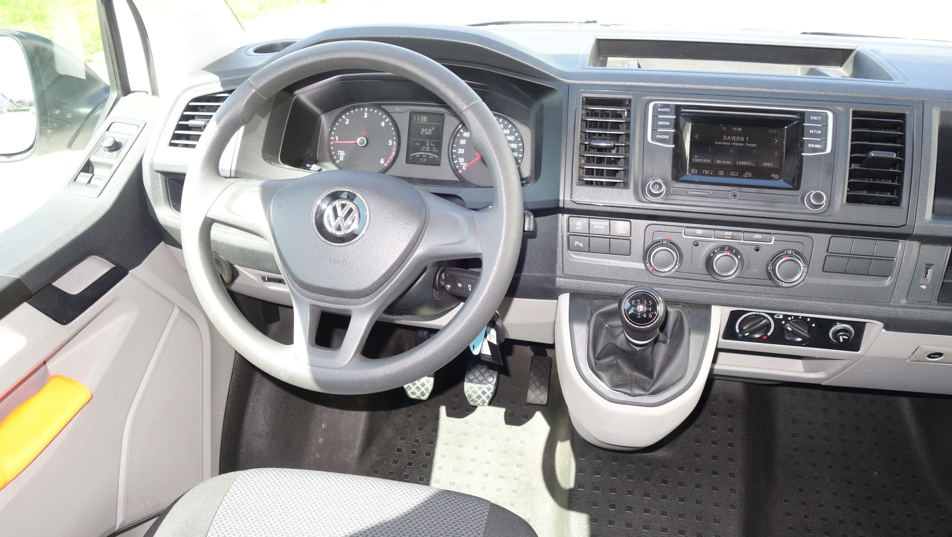 Volkswagen T6 Transporter Kombi langer Radstand