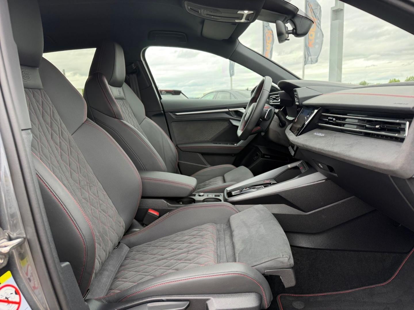 Bild über Audi S3 Sportback TFSI quattro S tronic - für weitere Informationen kontaktieren Sie den Audi Partner