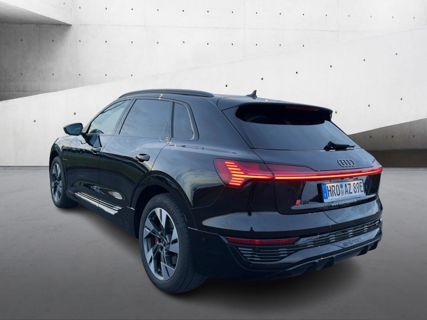 Bild über Audi Q8 e-tron S line 55 e-tron quattro - für weitere Informationen kontaktieren Sie den Audi Partner