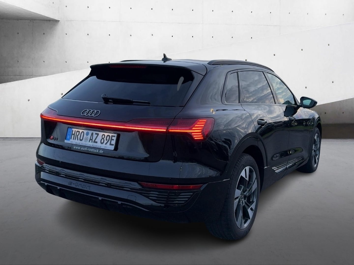Bild über Audi Q8 e-tron S line 55 e-tron quattro - für weitere Informationen kontaktieren Sie den Audi Partner