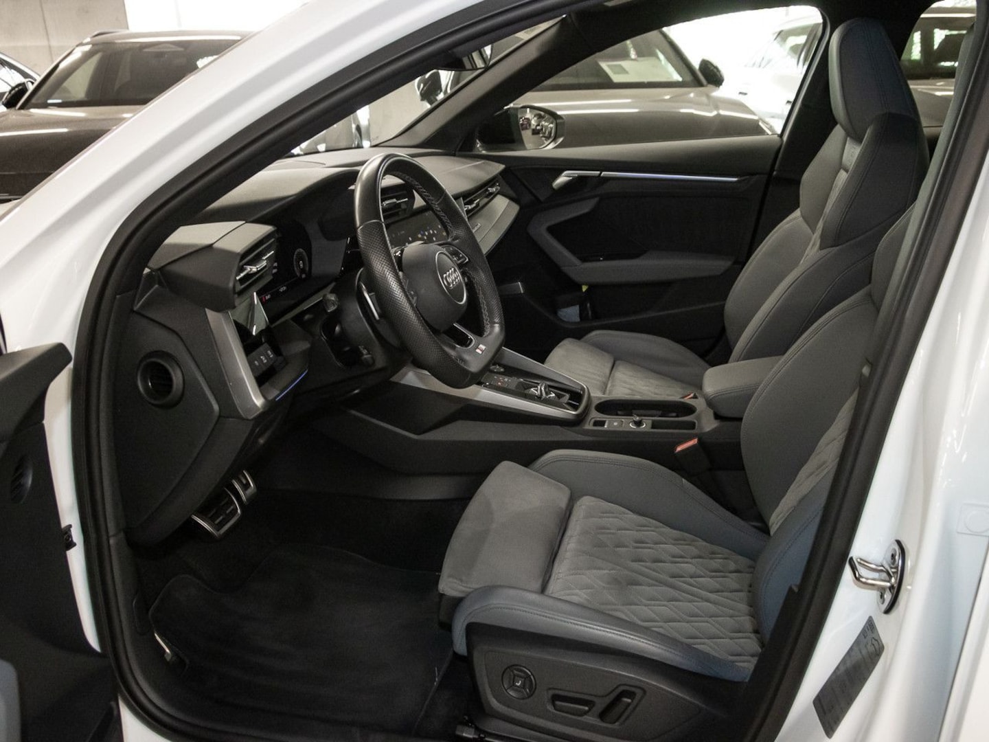 Bild über Audi S3 Limousine TFSI quattro S tronic - für weitere Informationen kontaktieren Sie den Audi Partner