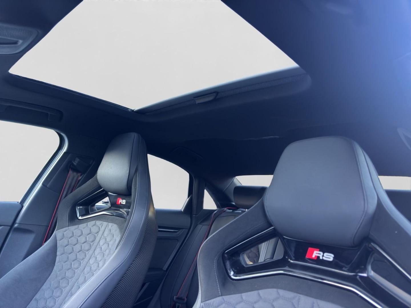 Bild über Audi RS 3 Limousine TFSI quattro S tronic - für weitere Informationen kontaktieren Sie den Audi Partner