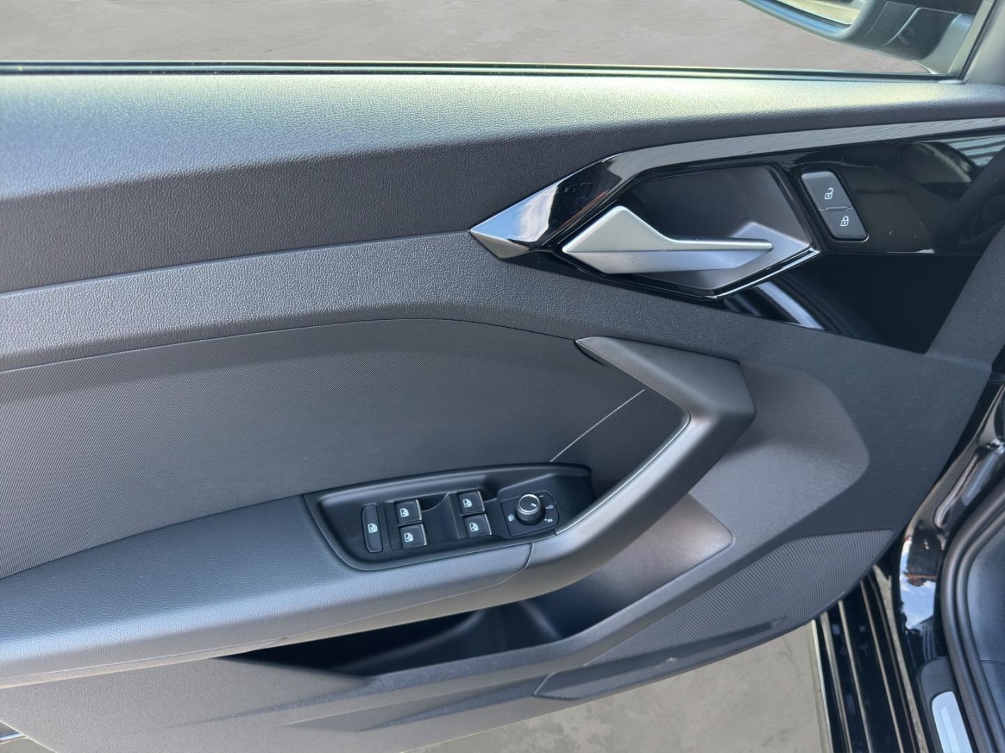 Bild über Audi A1 Sportback S line 25 TFSI S tronic - für weitere Informationen kontaktieren Sie den Audi Partner