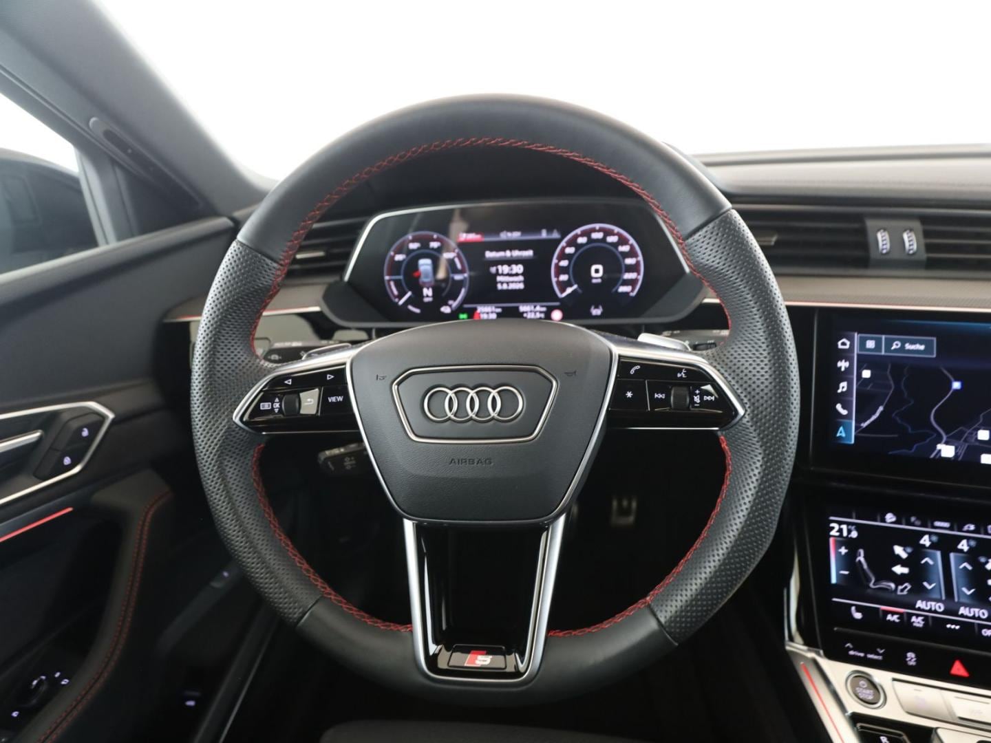 Bild über Audi Q8 e-tron S line 55 e-tron quattro - für weitere Informationen kontaktieren Sie den Audi Partner