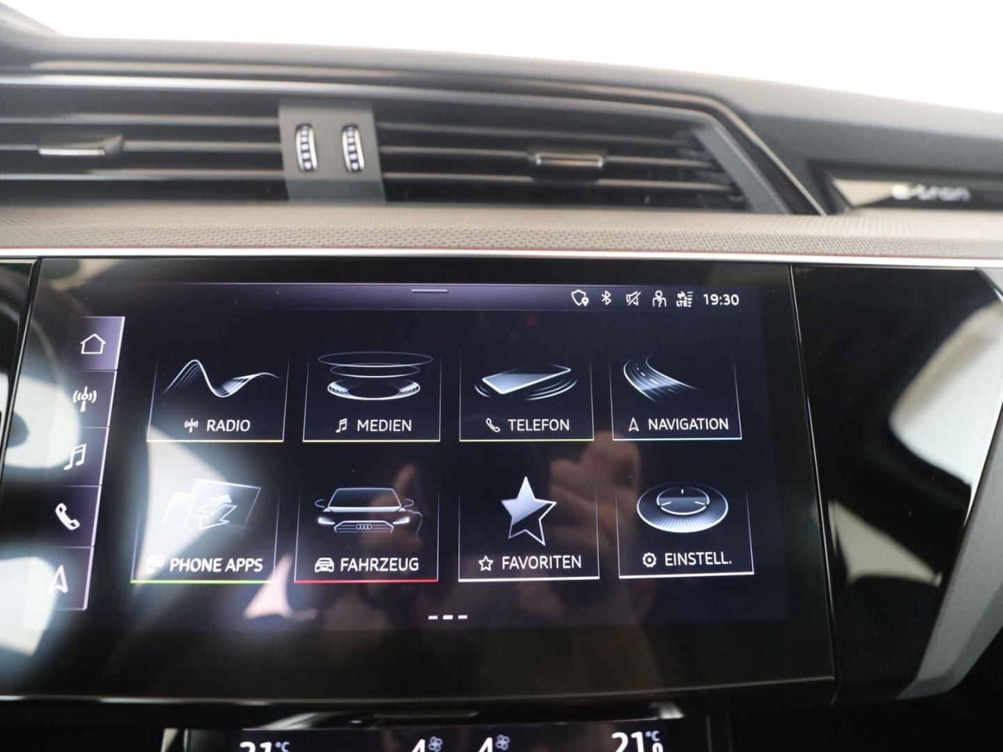 Bild über Audi Q8 e-tron S line 55 e-tron quattro - für weitere Informationen kontaktieren Sie den Audi Partner