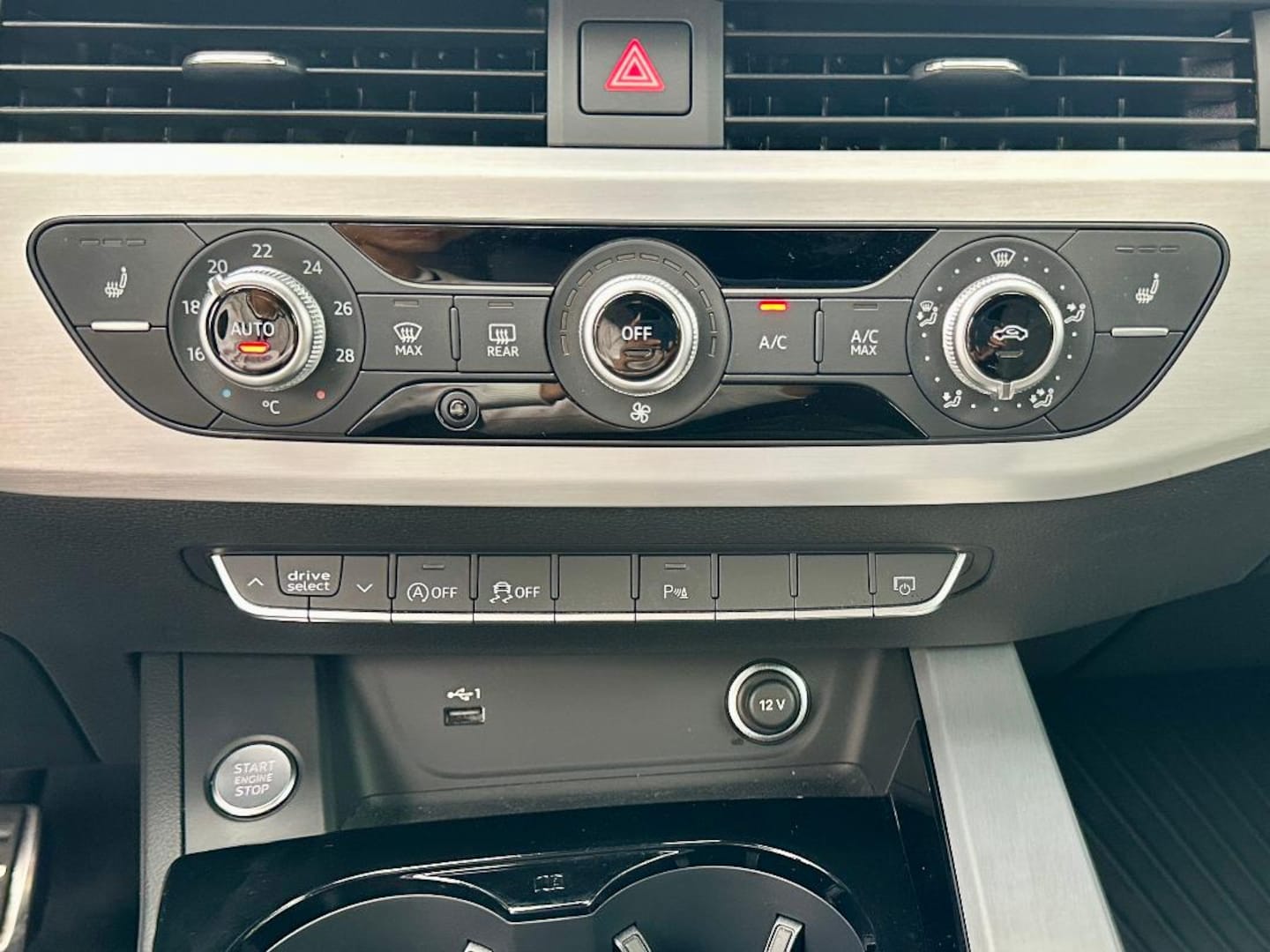 Bild über Audi A4 Avant S line 40 TFSI quattro S tronic - für weitere Informationen kontaktieren Sie den Audi Partner