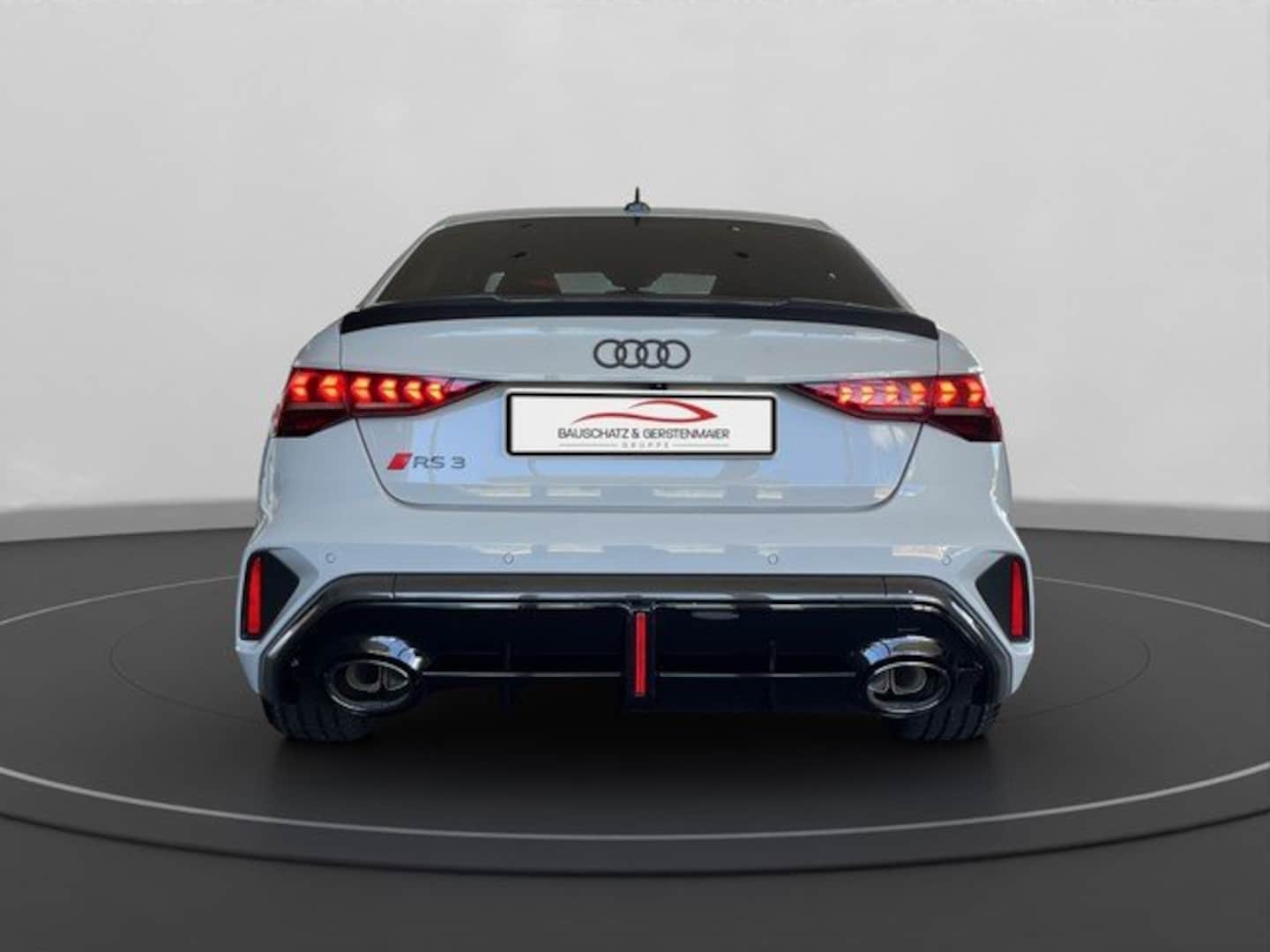 Bild über Audi RS 3 Limousine TFSI quattro S tronic - für weitere Informationen kontaktieren Sie den Audi Partner