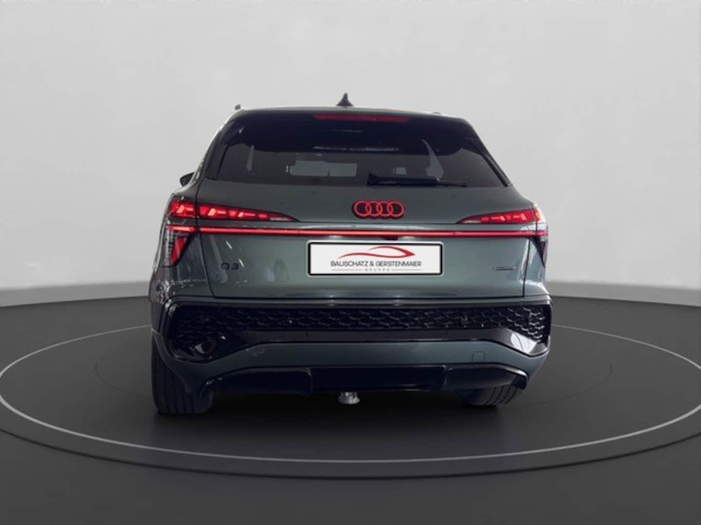 Bild über Audi Q3 SUV TFSI quattro 195 kW S tronic - für weitere Informationen kontaktieren Sie den Audi Partner