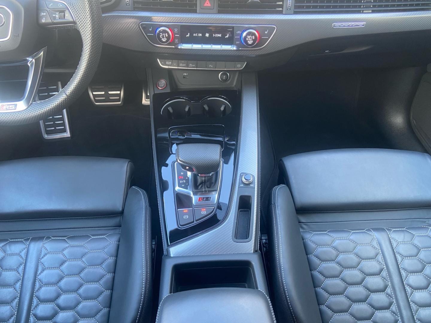Bild über Audi RS 4 Avant TFSI quattro tiptronic - für weitere Informationen kontaktieren Sie den Audi Partner