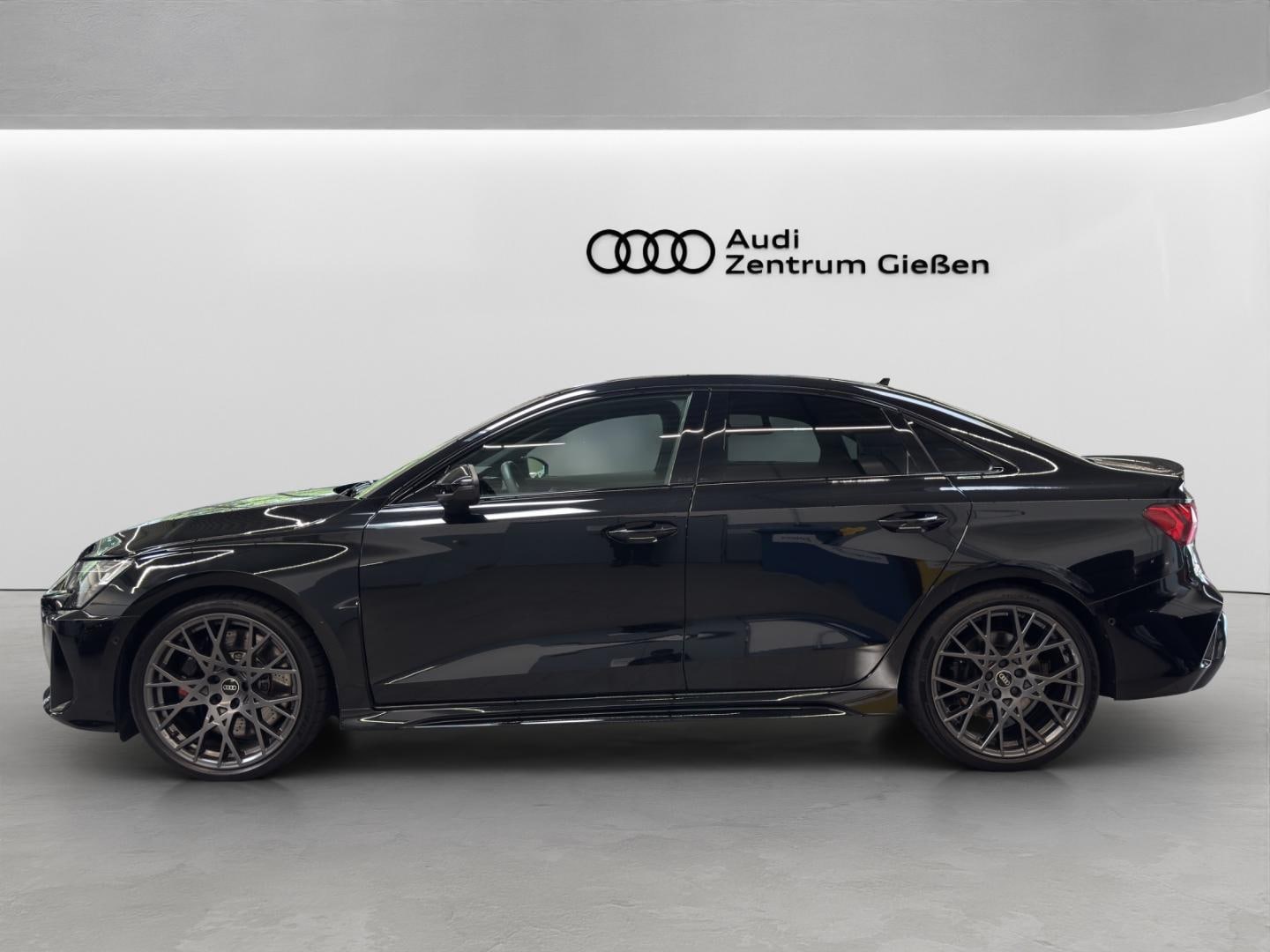 Bild über Audi RS 3 Limousine TFSI quattro S tronic - für weitere Informationen kontaktieren Sie den Audi Partner