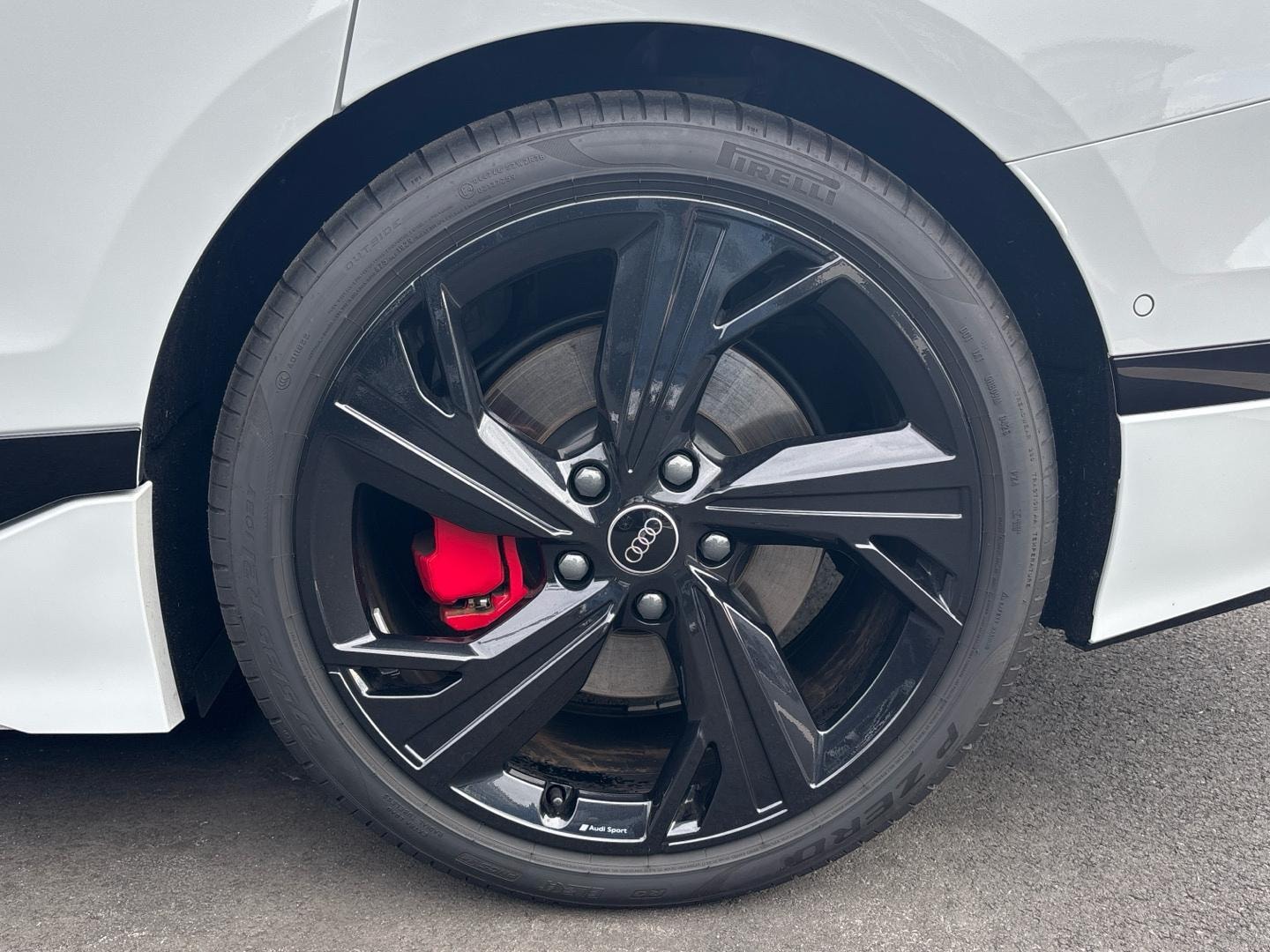 Bild über Audi S6 Sportback e-tron e-tron quattro 370 kW - für weitere Informationen kontaktieren Sie den Audi Partner