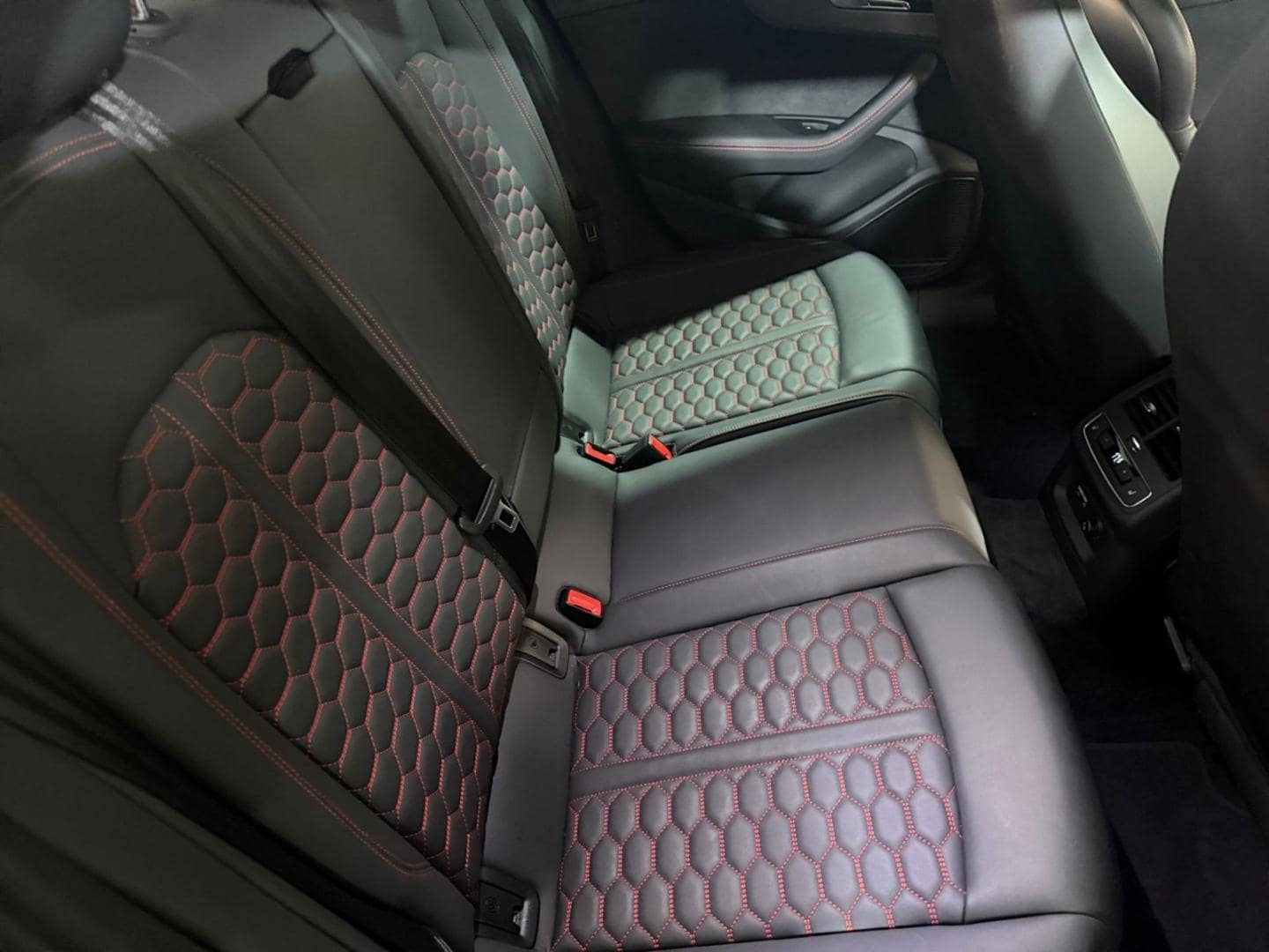 Bild über Audi RS 4 Avant TFSI quattro tiptronic - für weitere Informationen kontaktieren Sie den Audi Partner