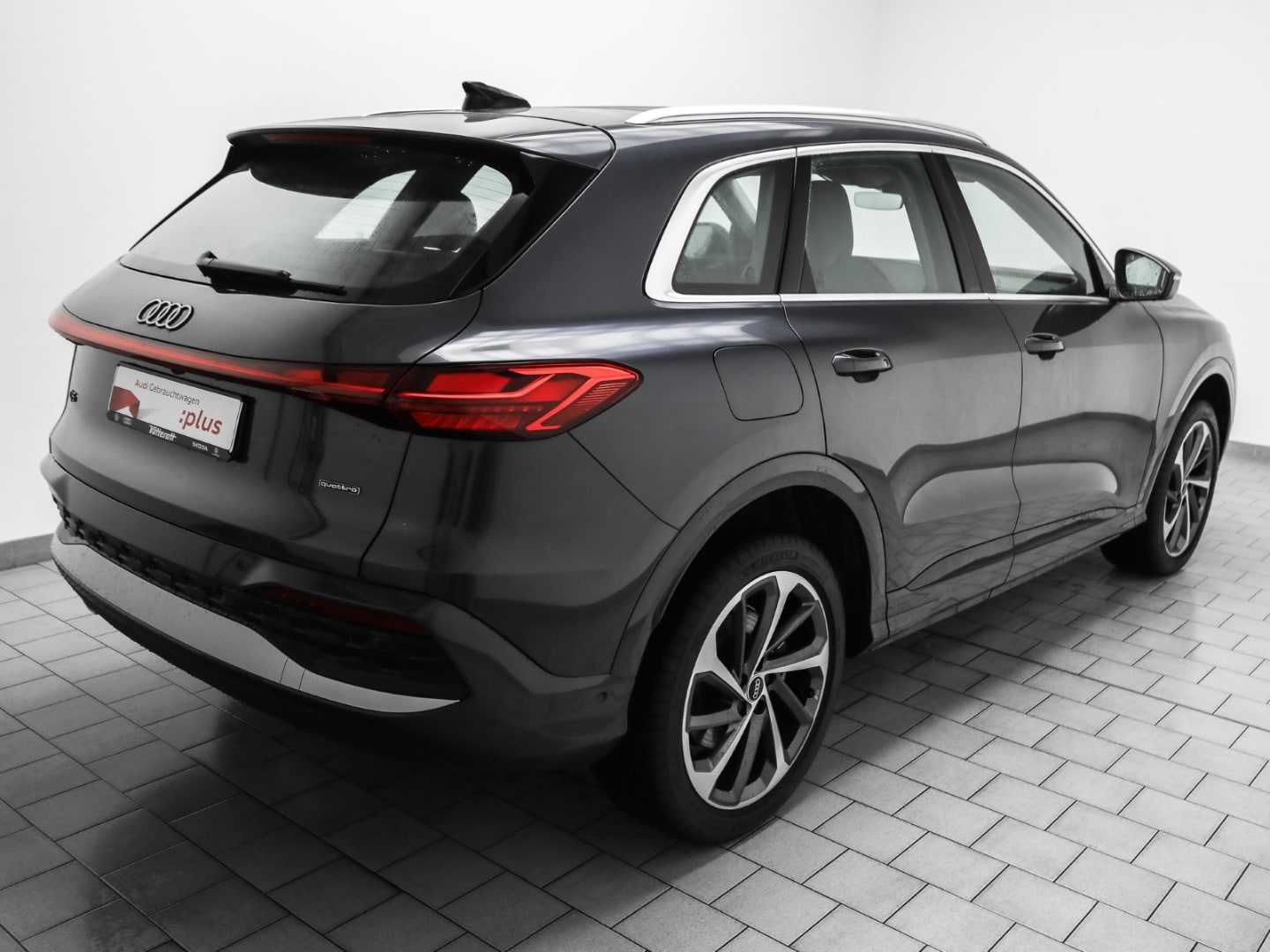 Bild über Audi Q5 SUV TDI quattro 150 kW S tronic - für weitere Informationen kontaktieren Sie den Audi Partner