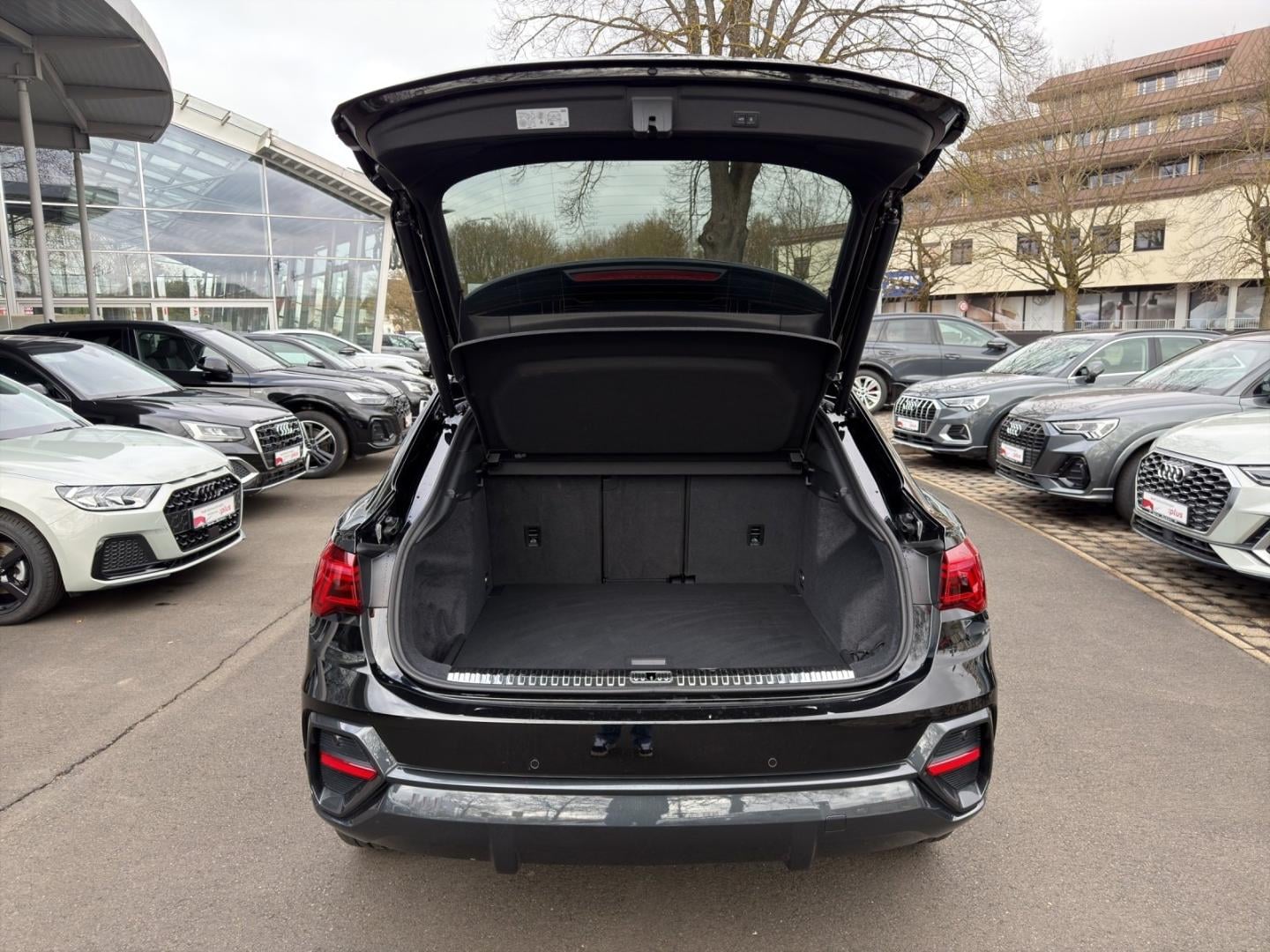 Bild über Audi Q3 Sportback 35 TFSI S tronic - für weitere Informationen kontaktieren Sie den Audi Partner