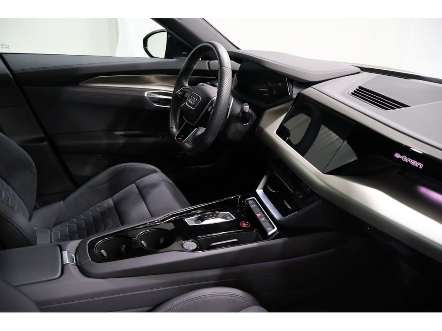 Bild über Audi RS e-tron GT e-tron quattro - für weitere Informationen kontaktieren Sie den Audi Partner